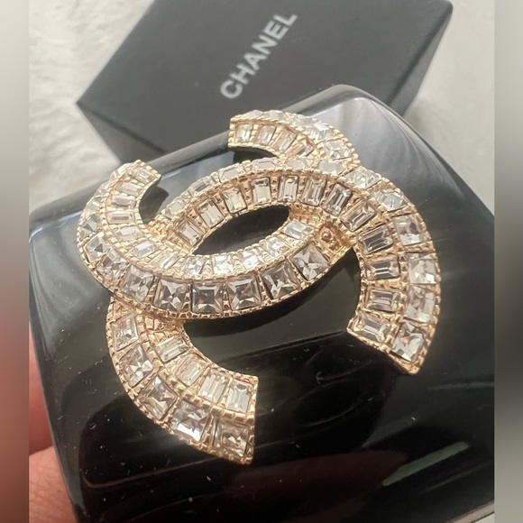 👑✅PRICE FIRM✅ Beautiful Vintage Chanel Black Resin Cuff Bracelet. - Picture 3 of 16